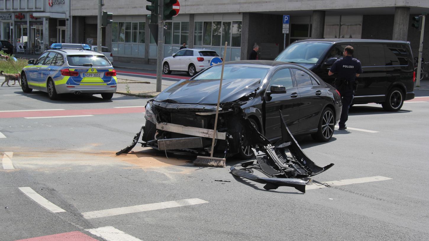 Unfall in der Marienstraße: Zwei Mercedes kollidieren