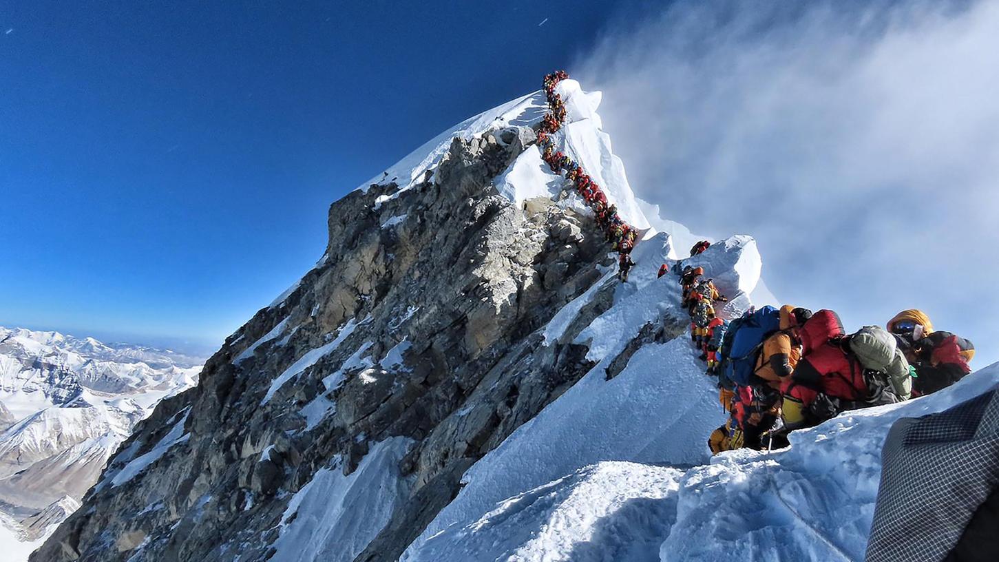 Wegen günstigen Wetters staute es sich vor allem am Mittwoch am Everest-Gipfel.