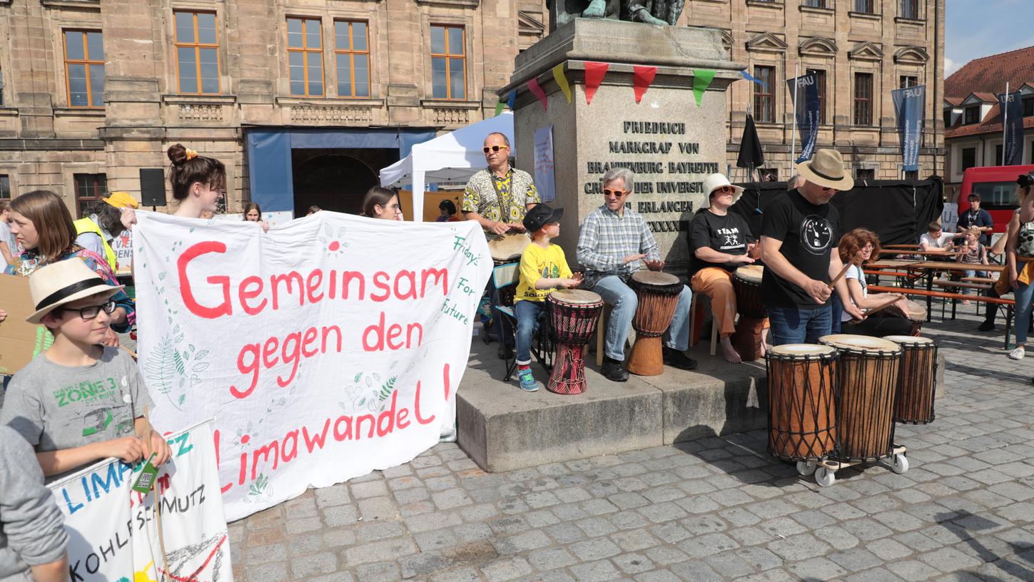 Die Demonstration Fridays for Future in Erlangen mit dem FFF-Klimacamp im Mai 2019 auf dem Erlanger Schlossplatz.