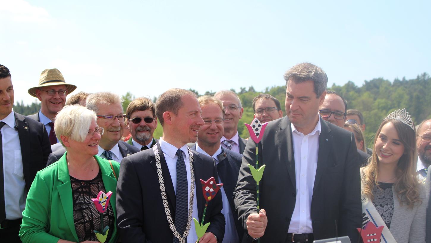 Markus Söder und Bürgermeister Stefan Ultsch (li.) haben von Erstklässlern der Wassertrüdinger Grundschule Blumen geschenkt bekommen.