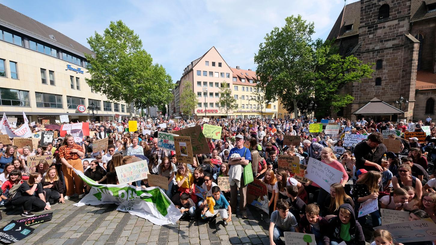 Die Europawahl soll eine Klimawahl werden. Das fordert die Fridays-for-Future-Bewegung. In Nürnberg gingen an diesem Freitag rund 2000 Aktivisten auf die Straße.