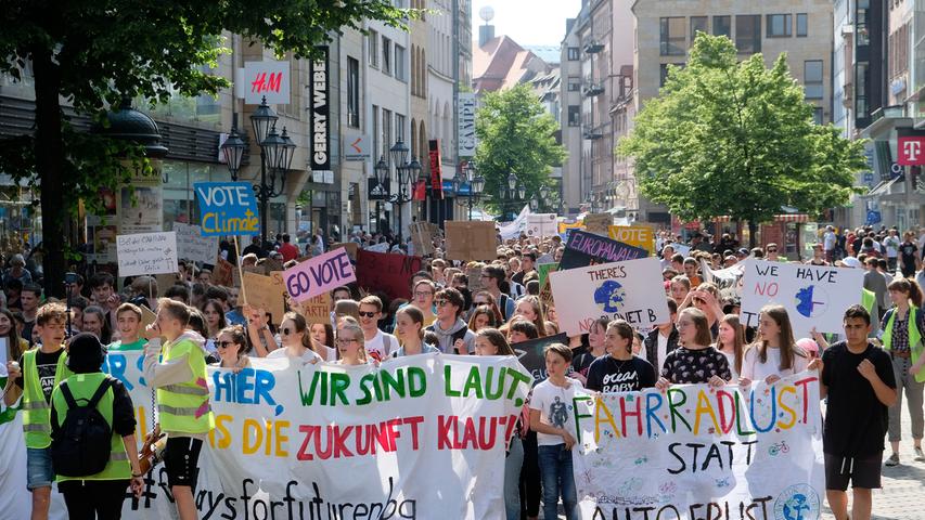 "Hopp, hopp, Kohlestopp": 2000 Schüler protestieren in Nürnberg