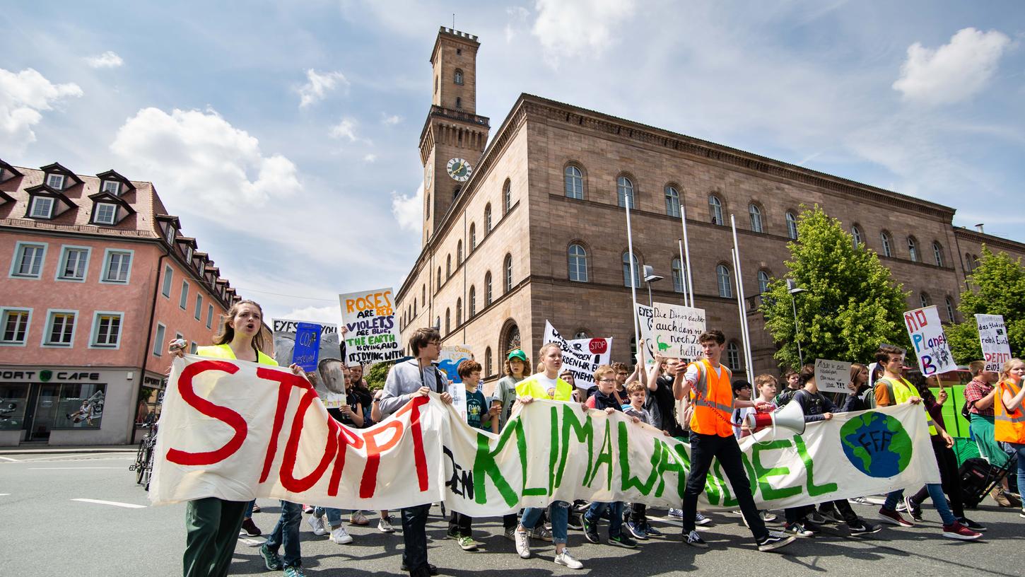Junge Klimaschützer bei einer Demo vor dem Rathaus: Den Klimanotstand allerdings will Fürth nicht ausrufen.