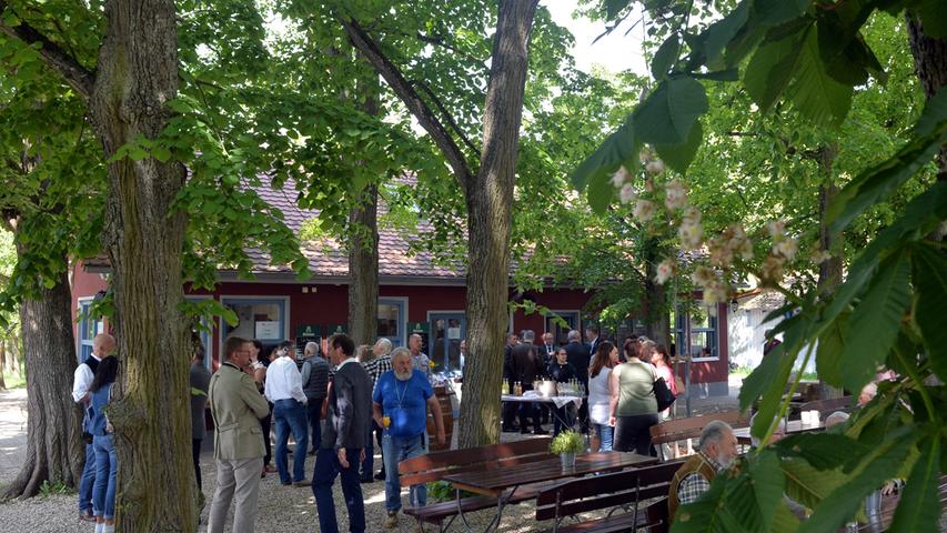 Hubert Nägel konnte zahlreiche Gäste bei der Wiedereröffnung seines Biergartens "Atzelsberger" begrüßen.
Foto: Klaus-Dieter Schreiter