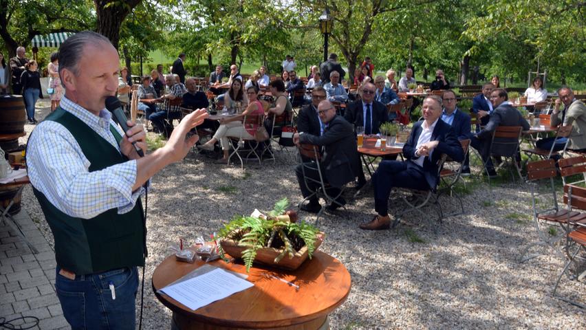 Hubert Nägel konnte zahlreiche Gäste bei der Wiedereröffnung seines Biergartens "Atzelsberger" begrüßen.