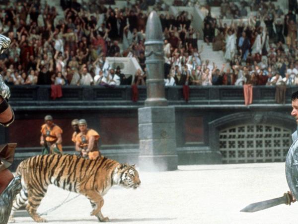 Der Held mit der Lizenz zum Leiden. Im Monumentalfilm „Gladiator“ kämpft Filmstar Russell Crowe im Kolosseum um sein Überleben und befriedigt damit die Sensationsgier der Massen.
