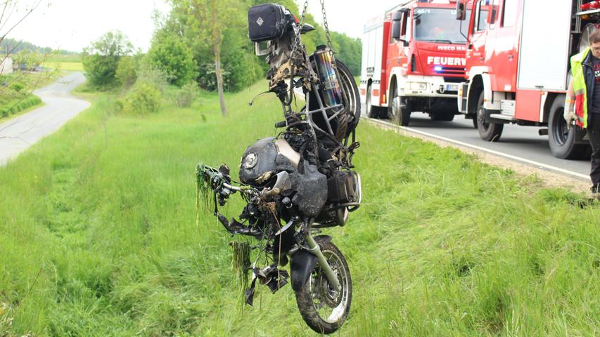 Motorrad geht nach Zusammenstoß mit Traktor in Flammen auf