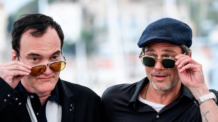 Quentin Tarantino (links) und Brad Pitt scheinen überrascht von den jubelnden Zuschauermassen in Cannes - dabei hätten die beiden Hollywood-Legenden ahnen können, dass die Premiere eines neuen Tarantino-Streifens für Aufsehen sorgen würde. Bei den deutschen Fans dürfte der Jubel indes schnell in Ernüchterung umschlagen: Für sie heißt es noch fast drei Monate warten bis zum Kinostart von "Once upon a time in Hollywood".