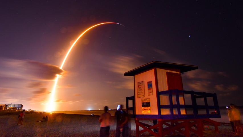 Wer echte Einsamkeit sucht, muss also noch höher hinaus - ins Weltall zum Beispiel. Dorthin ist diese SpaceX-Rakete unterwegs. Sie bringt die ersten 60 Satelliten für das geplante weltumspannende Internet-Netz der US-Raumfahrtfirma in die Umlaufbahn.  Ziel des Programms mit dem Namen Starlink ist es, sowohl entlegene Gebiete als auch Ballungszentren mit schnellem Breitband-Internet zu versorgen.