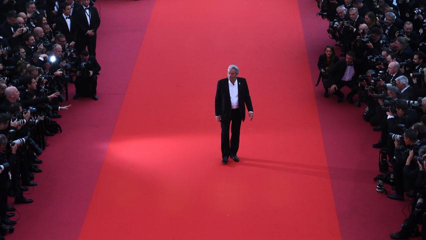 Und nochmal Cannes: Der französische Schauspieler Alain Delon, der hier alleine den roten Teppich beschreitet, erhält bei dem Filmfestival die Ehrenpalme für sein Lebenswerk. Zum Entsetzen der US-Vereinigung "Women and Hollywood" - die nennt den 83-Jährigen rassistisch, homophob und frauenfeindlich.