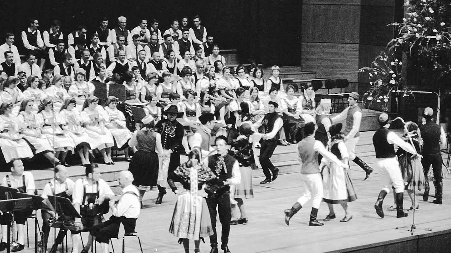 Lieder und Tänze der Heimat füllten das Programm des Volkstumsabends am Samstag im großen Saal der Meistersingerhalle. Die Darbietungen auf der großen Bühne standen unter dem Motto: „Unsere Stimme – unser Lied“. Auch fränkische Gruppen wirkten mit.