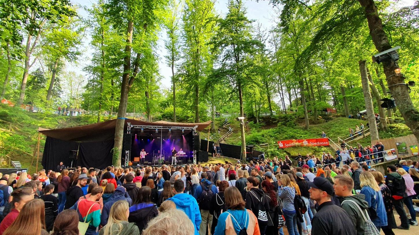 Viele Besucher feierten am Samstag zusammen an der Naturbühne Bergwaldtheater in Weißenburg beim diesjährigen Heimspiel-Festival.