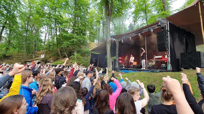 Pünktlich zur Wohlfühlmusik von Deutschreggae-Sänger „Miwata“ kam im Bergwaldtheater die Sonne raus und die Tanzfläche füllte sich merklich.