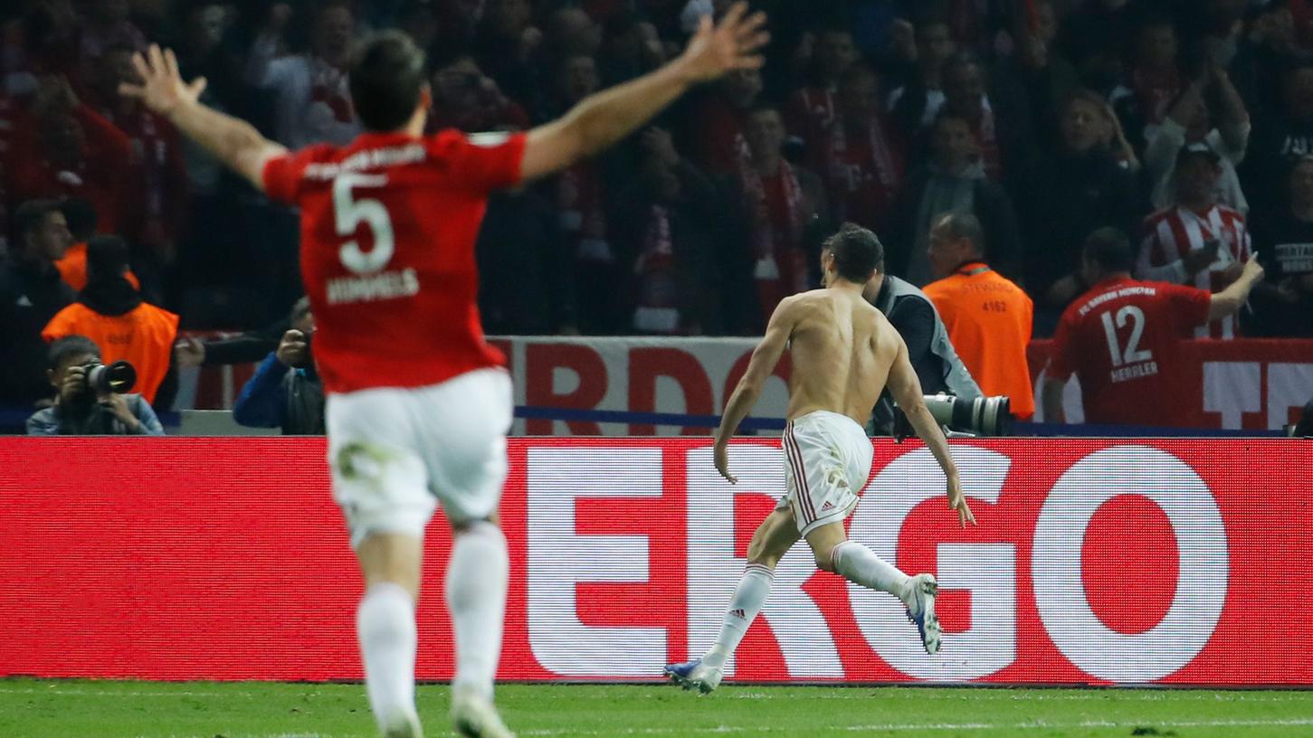 Das 3:0 bedeutete die endgültige Entscheidung: Mats Hummels bejubelt den zweiten Treffer von Robert Lewandowski im Pokalfinale.