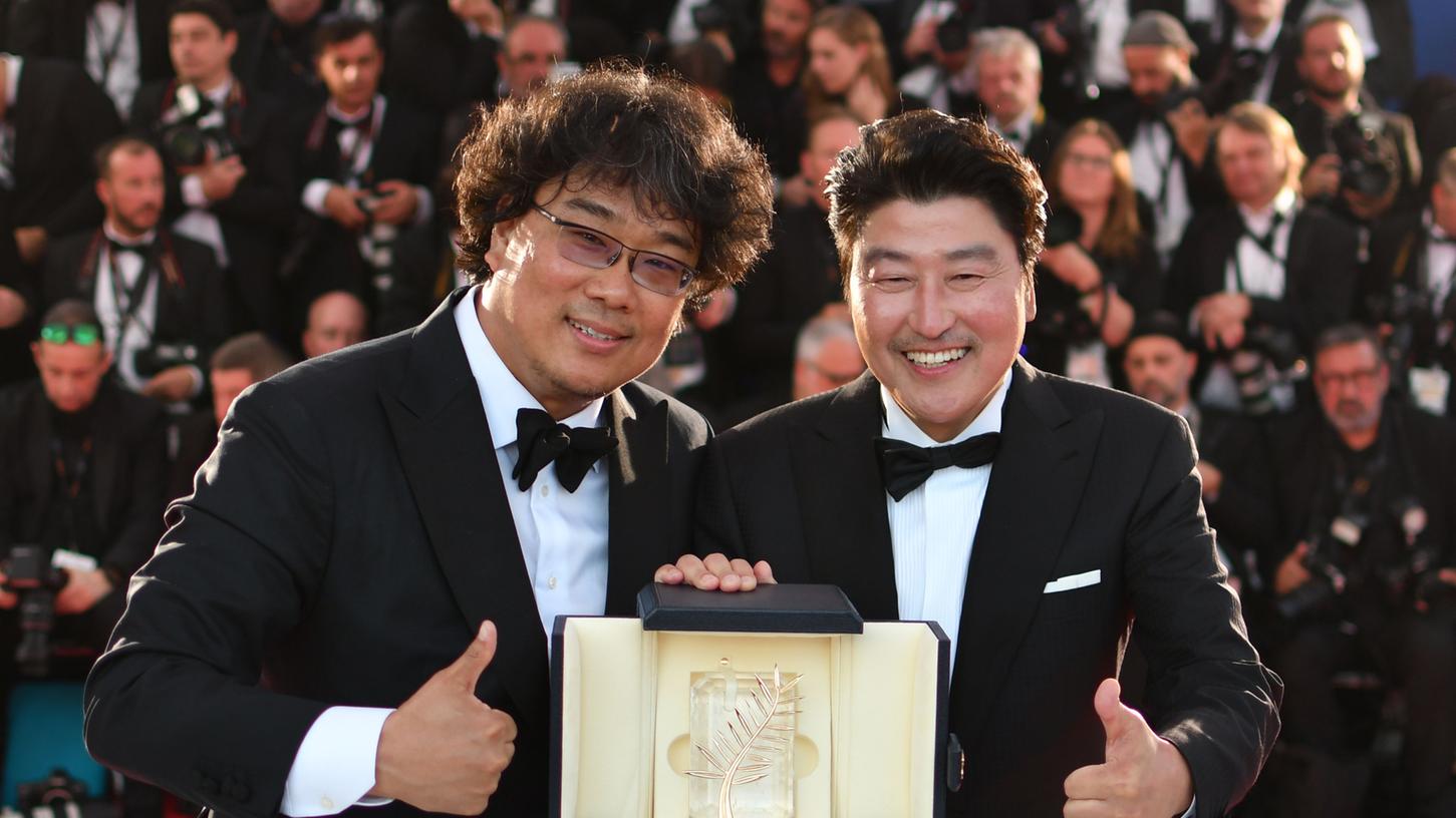Regisseur Bong Joon-ho (links) erhielt die "Goldene Palme" für den Film "Parasite" bei der Preisverleihung der 72. Internationalen Filmfestspiele. Hier posiert er mit dem Darsteller Song Kang-ho.