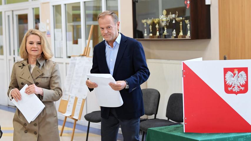 Donald Tusk (rechts), Präsident des Europäischen Rates, und seine Frau Malgorzata wählen bei den Europawahlen in einem Wahllokal in Sopot in Polen.