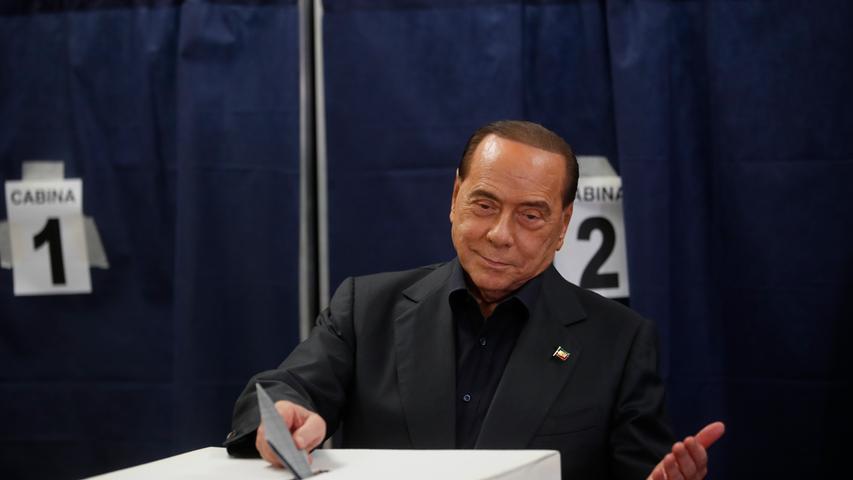 Auch in Mailand wird fleißig abgestimmt: Silvio Berlusconi, ehemaliger Ministerpräsident von Italien und Präsident der Partei Forza Italia, wirft seinen Stimmzettel für die Europawahl in die Wahlurne.