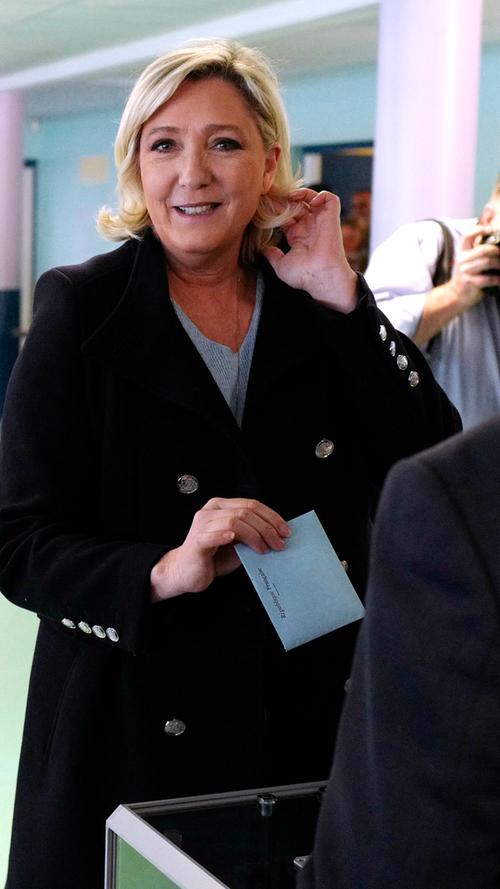 Marine le Pen, Vorsitzende der rechtspopulistischen Partei "Rassemblement National" aus Frankreich, gibt in Frankreich ihre Stimme ab.