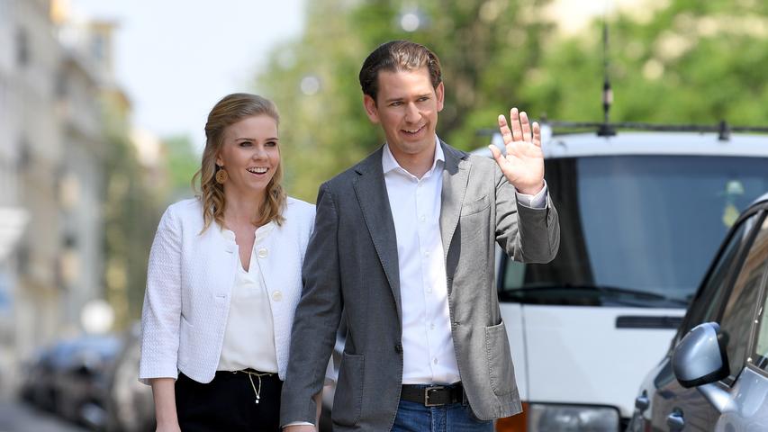 Auch in Wien macht man sich auf den Weg zum Wahllokal: Sebastian Kurz (r), Bundeskanzler von Österreich, und seine Freundin Susanne Thier, kommen zur Stimmabgabe für die Europawahl.