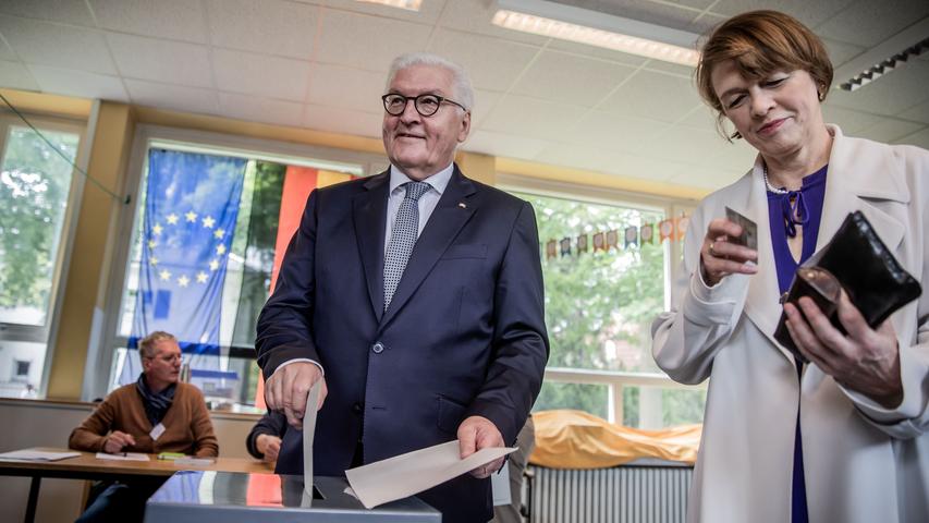 In Berlin wirft Bundespräsident Frank-Walter Steinmeier, neben seiner Frau Elke Büdenbender, seinen Stimmzettel zur Europawahl in die Wahlurne.