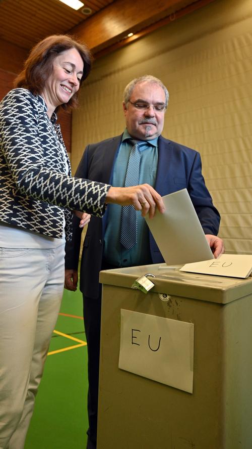 Sie gibt ihre Stimme in Schweich (Rheinland-Pfalz) ab: Katarina Barley, Spitzenkandidatin der SPD für die Wahl zum Europäischen Parlament,ließ sich ebenfalls beim Abstimmen ablichten.