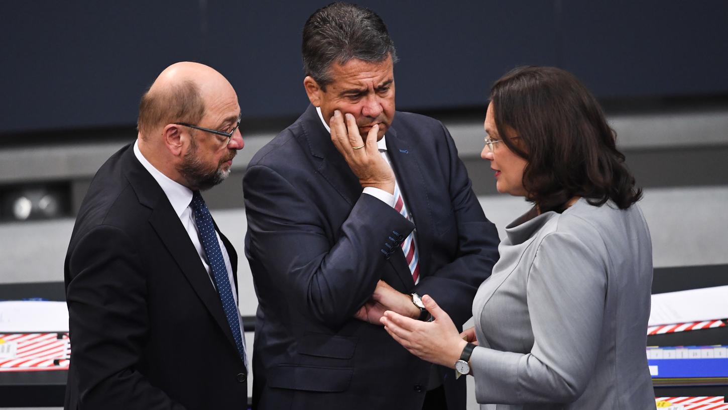 Der ehemalige SPD-Parteichef Martin Schulz will Medienberichten zufolge gegen die Fraktionsvorsitzende Andrea Nahles antreten.