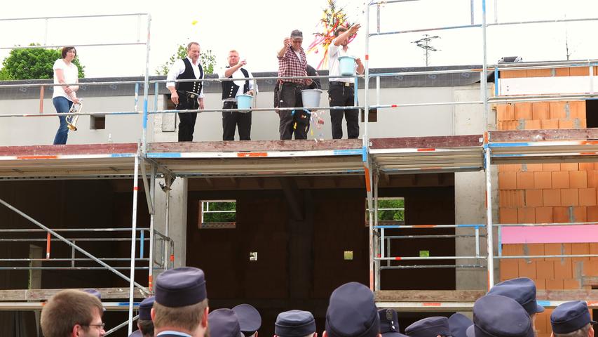 Gundelsheim feiert Richtfest fürs neue Feuerwehrhaus
