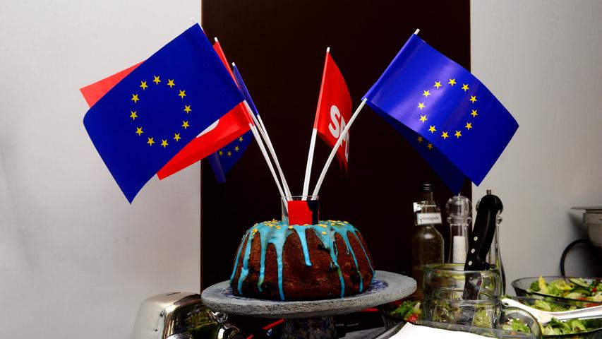 Bei der SPD in der Max-Seidel-Begegnungstätte herrscht Trauerstimmung, auch wenn der mit Fähnchen geschmückte Kuchen anderes verheißt.