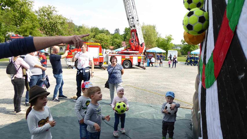 Fontänen und Challenge: Jugend der Feuerwehr Neustadt feiert 50-jähriges Bestehen