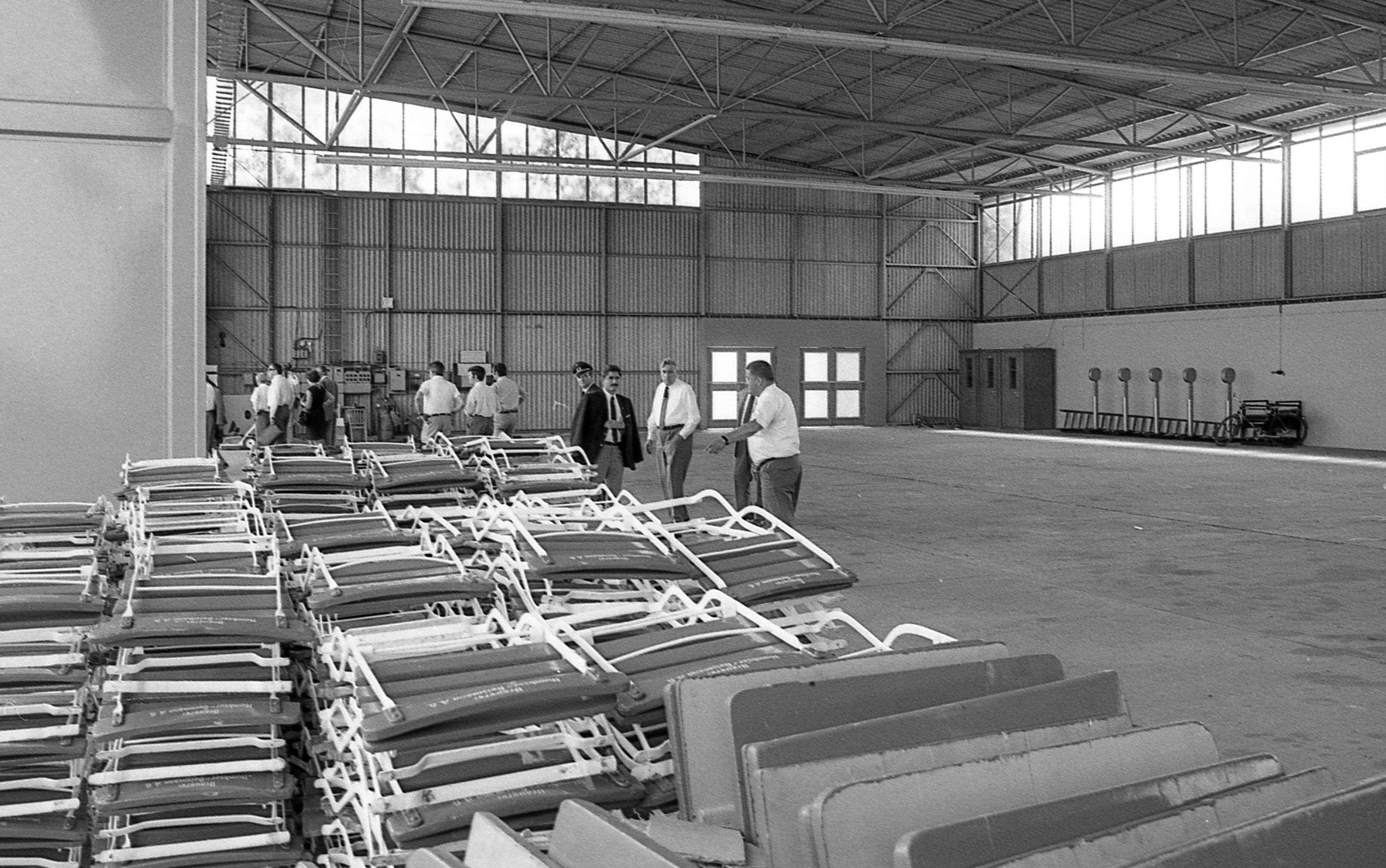 ...Biergarten-Garnituren dienten als Übergangs-Mobiliar.