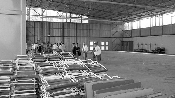 ...Biergarten-Garnituren dienten als Übergangs-Mobiliar.