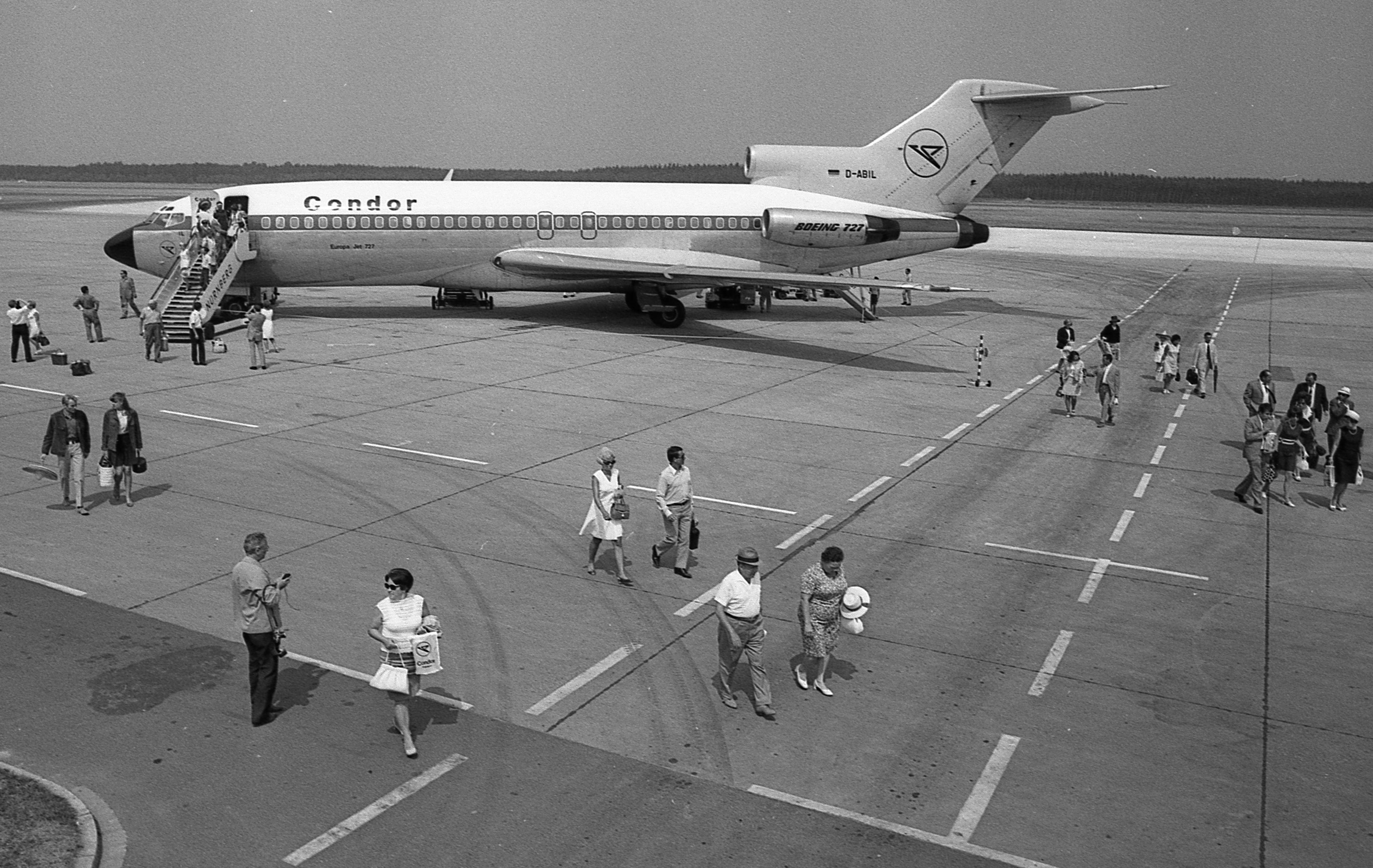 Aber noch ging es in Nürnberg gemütlich zu. Die Passagiere einer eben gelandeten Condor vom Typ Boeing 727 schlenderten ganz entspannt über das Vorfeld.