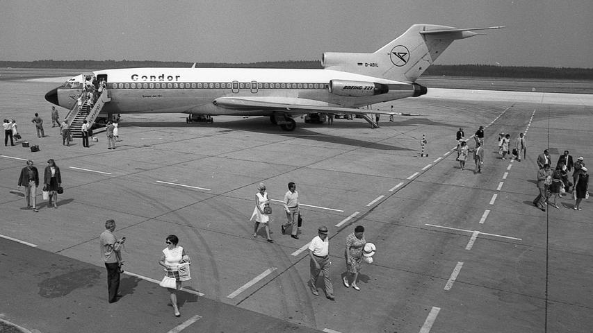 Aber noch ging es in Nürnberg gemütlich zu. Die Passagiere einer eben gelandeten Condor vom Typ Boeing 727 schlenderten ganz entspannt über das Vorfeld.