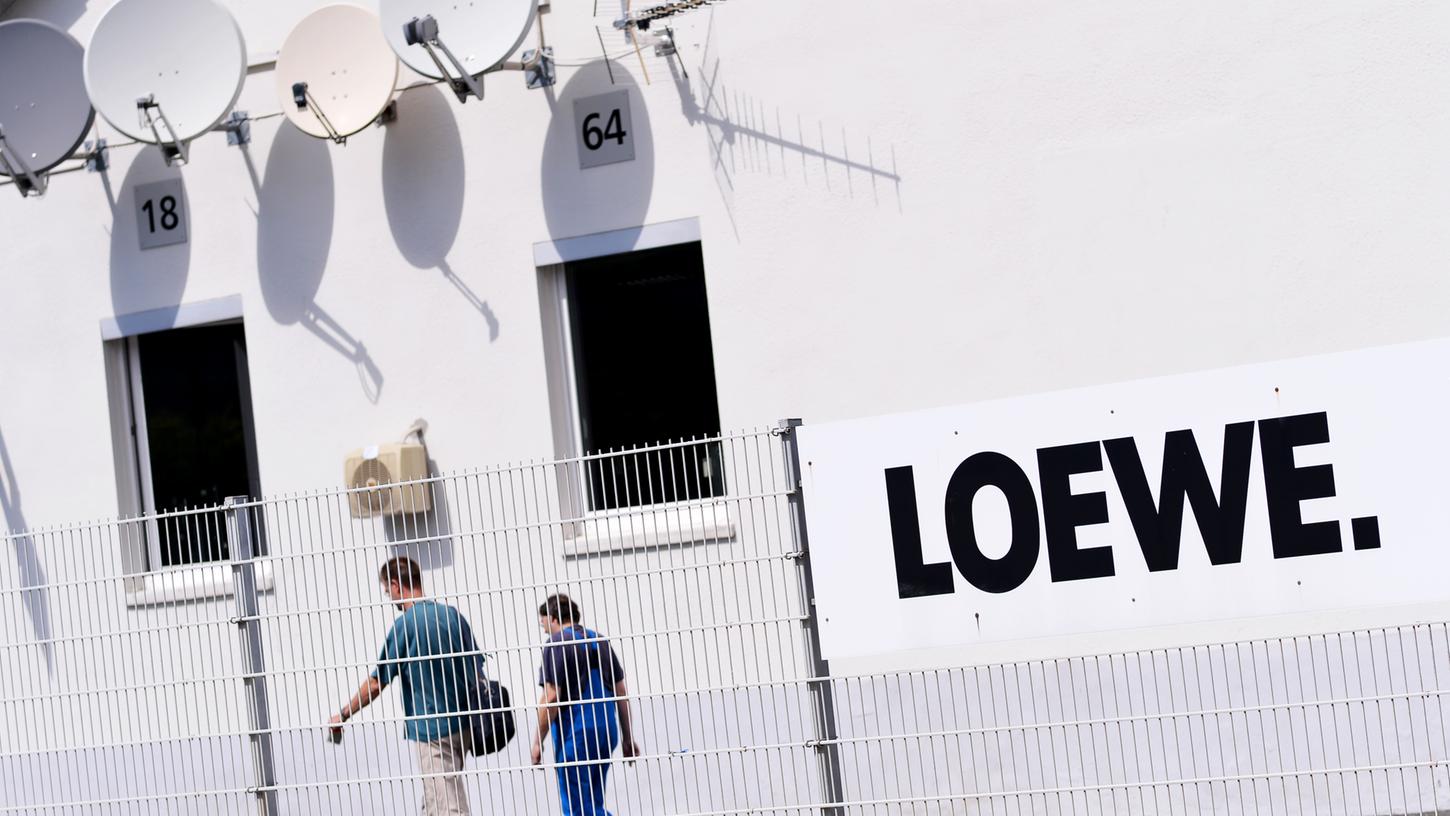 Der Elektronikhersteller Loewe hat Anfang Mai ein Insolvenzverfahren in Eigenverwaltung beantragt. Die Mitarbeiter bangen jetzt vor der kommenden Betriebsversammlung um ihre Jobs.