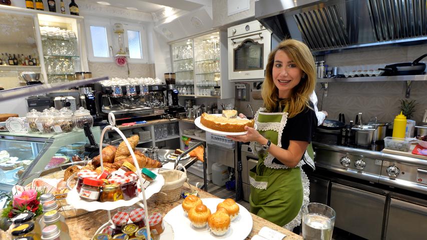 Außerdem backt Inhaberin Zeynep Ersoy Kuchen selbst. Das Café war ein Wunschtraum von ihr .