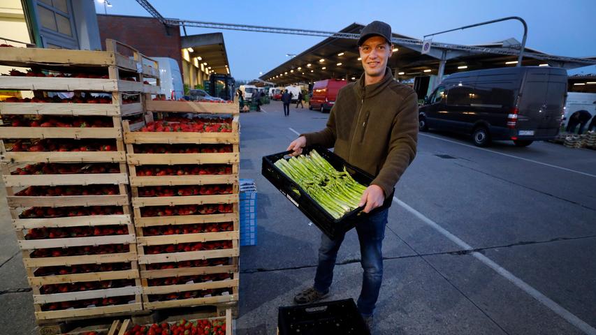 ...kann auch Daniel Walter aus Beigebrach Spargel und seine Erdbeeren verkaufen. Seit zehn Jahren arbeitet er am Markt...
