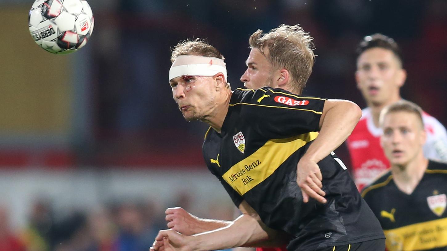 Der 1. FC Union Berlin hat erstmals den Aufstieg in die Fußball-Bundesliga geschafft und damit den dritten Abstieg des VfB Stuttgart besiegelt. Der 1. FC Union Berlin hat erstmals den Aufstieg in die Fußball-Bundesliga geschafft und damit den dritten Abstieg des VfB Stuttgart besiegelt.