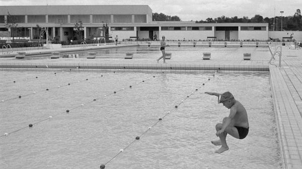 Vom Beckenrand ins kühle Nass. Obwohl das neue Stadionbad mit attraktiven Anlagen lockte, blieben die Becken wegen des bescheidenen Wetters noch leer. Hier geht es zum Artikel vom 29. Mai 1969: "Schatzkästlein im Schatzkasten".