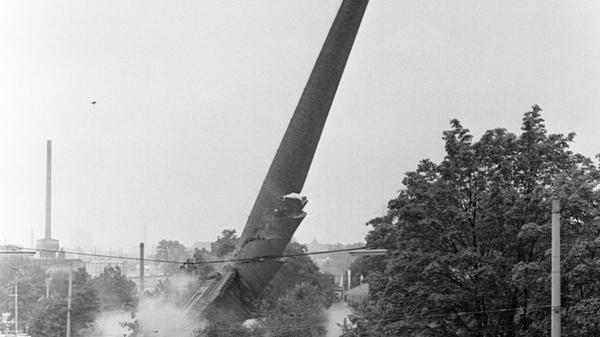Es ist soweit: der Schornstein der ehemaligen Zeltner-Brauerei an der Ostendstraße fällt mit Getöse zur Seite, genau auf den vorberechneten Platz. Hier geht es zum Artikel vom 31. Mai 1969: Ein Donnerschlag am Zeltnerhügel".