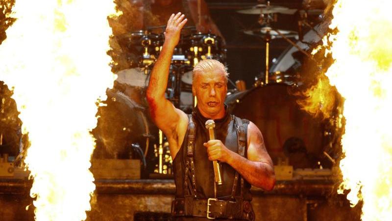 Rammstein-Frontsänger Lindemann hat jetzt eine Anzeige wegen Körperverletzung am Hals.