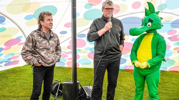 Peter Maffay, der nach eigenem Bekunden noch nie zuvor Golf gespielt hat, war der Mittelpunkt beim Benefiz-Golfturnier auf dem Golfplatz Herzogenaurach.