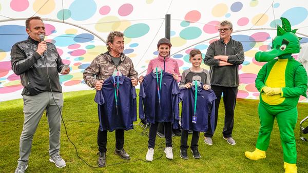 Peter Maffay, der nach eigenem Bekunden noch nie zuvor Golf gespielt hat, war der Mittelpunkt beim Benefiz-Golfturnier auf dem Golfplatz Herzogenaurach.