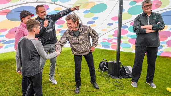 Peter Maffay, der nach eigenem Bekunden noch nie zuvor Golf gespielt hat, war der Mittelpunkt beim Benefiz-Golfturnier auf dem Golfplatz Herzogenaurach.