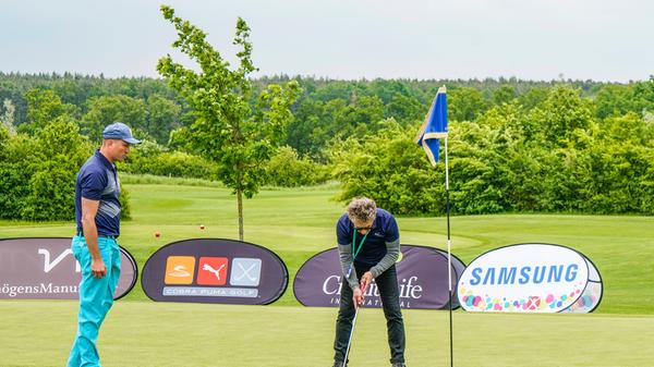 Peter Maffay, der nach eigenem Bekunden noch nie zuvor Golf gespielt hat, war der Mittelpunkt beim Benefiz-Golfturnier auf dem Golfplatz Herzogenaurach.