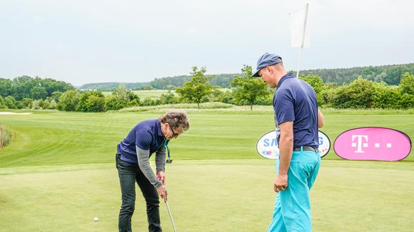 Peter Maffay, der nach eigenem Bekunden noch nie zuvor Golf gespielt hat, war der Mittelpunkt beim Benefiz-Golfturnier auf dem Golfplatz Herzogenaurach.