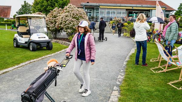 Peter Maffay, der nach eigenem Bekunden noch nie zuvor Golf gespielt hat, war der Mittelpunkt beim Benefiz-Golfturnier auf dem Golfplatz Herzogenaurach.