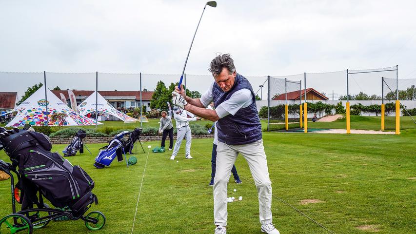 Peter Maffay, der nach eigenem Bekunden noch nie zuvor Golf gespielt hat, war der Mittelpunkt beim Benefiz-Golfturnier auf dem Golfplatz Herzogenaurach. Und auch Manfred "Manni" Kaltz gehört zu den umschwärmten Legenden.