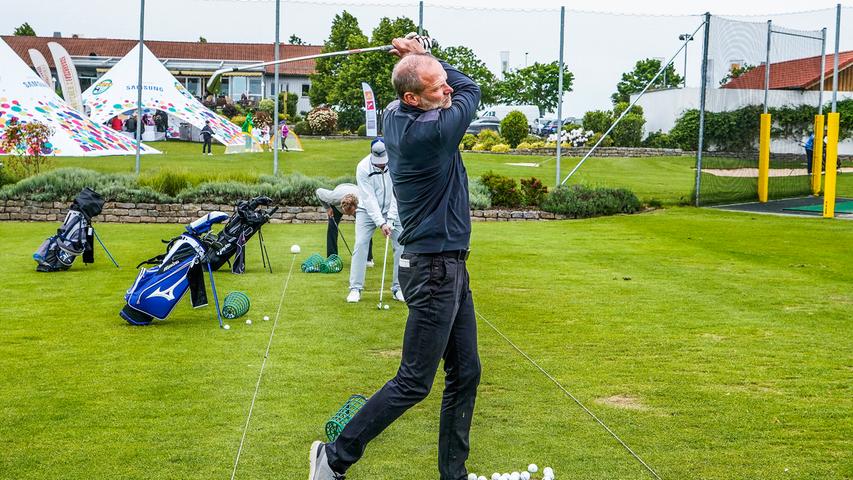 Peter Maffay, der nach eigenem Bekunden noch nie zuvor Golf gespielt hat, war der Mittelpunkt beim Benefiz-Golfturnier auf dem Golfplatz Herzogenaurach. Aber auch Holger Fach kennt man nicht nur in Fach-Kreisen...