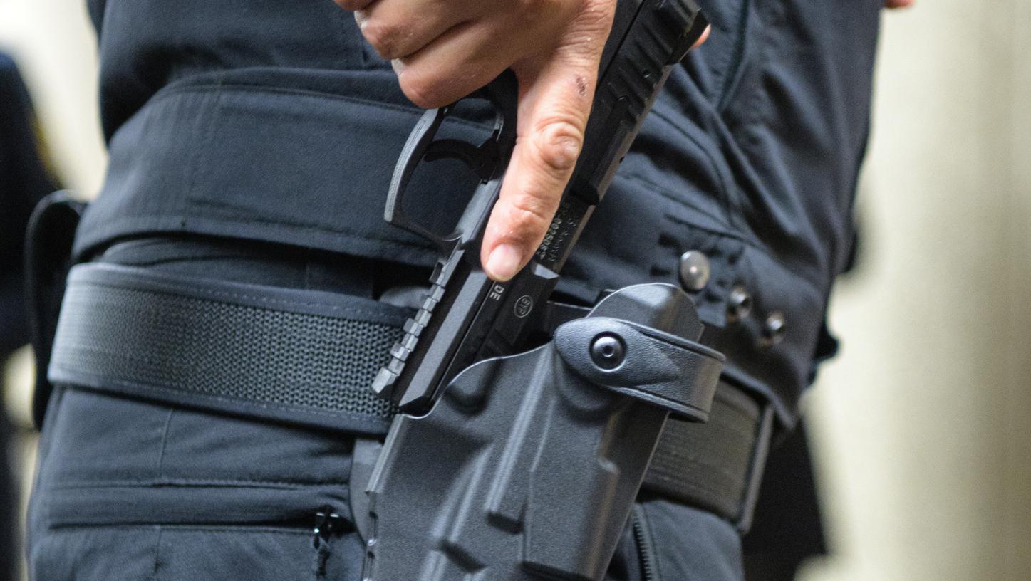 Das neue Holster bereitet den Polizeibeamten Schmerzen.