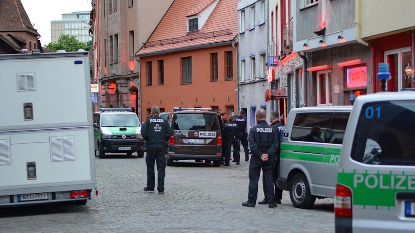 Ermittler von Steuerfahndung, Zoll und Polizei rückten am Dienstagabend ins Nürnberger Rotlichtviertel aus. Im Rahmen einer Razzia wurden fünf Bordelle durchsucht.